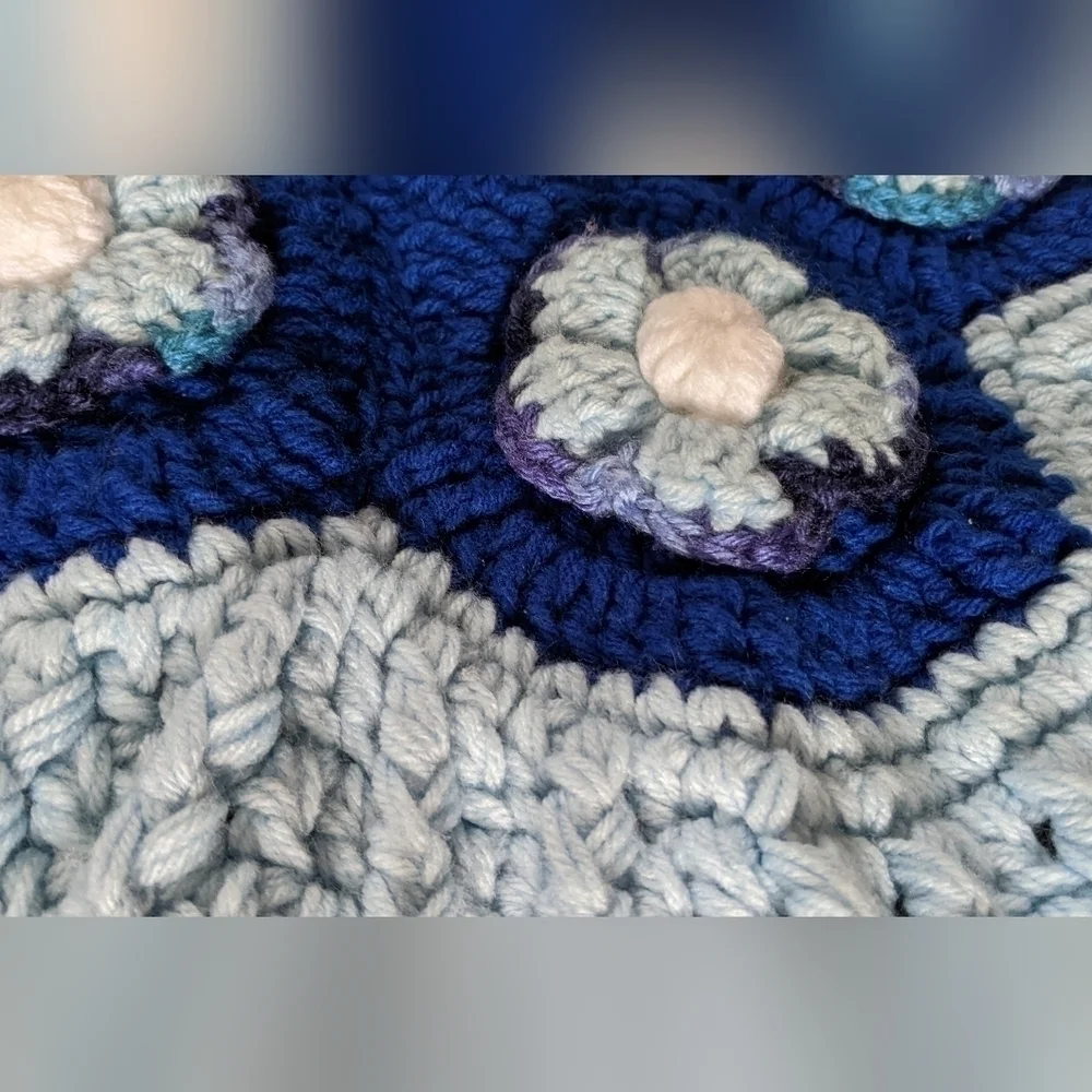 New Unused Hand Crocheted Bathroom Set Rug and Toilet Paper Cover Blue & White
